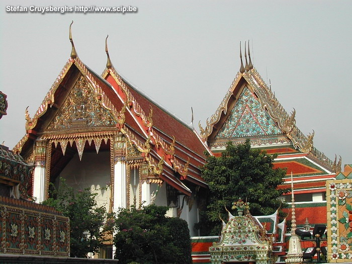 Bangkok - Wat Pho Wat Pho is de oudste en grootste tempel van Bangkok daterende van de 16e eeuw. Er ligt een met goud bezet Boeddha beeld van 46m lang en 15m hoog. Stefan Cruysberghs